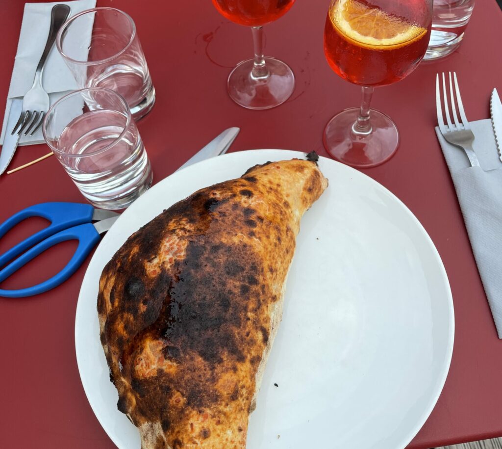 Pizza Calzone du restaurant Sacripanti (jambon, tomate, oeuf, fromage)