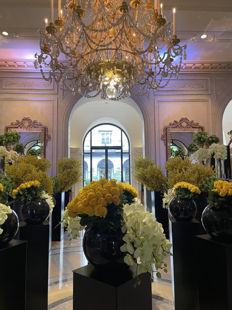 Vases fleurs Hall d'entrée George V Paris