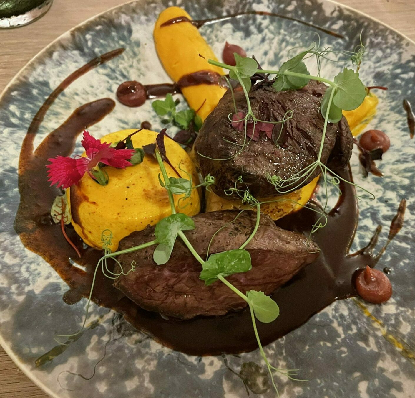 Plat pavé de cerf sauce vigneronne La Toile du Chef Meaux