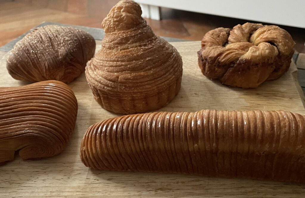 Pain au chocolat, croissant, pain suisse