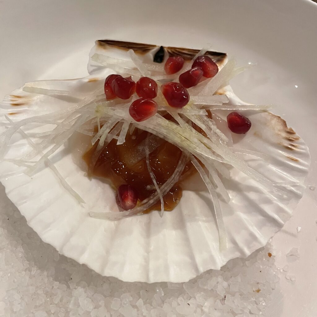 Noix de Saint-Jacques, grenades et ponzu Mensae Restaurant Paris