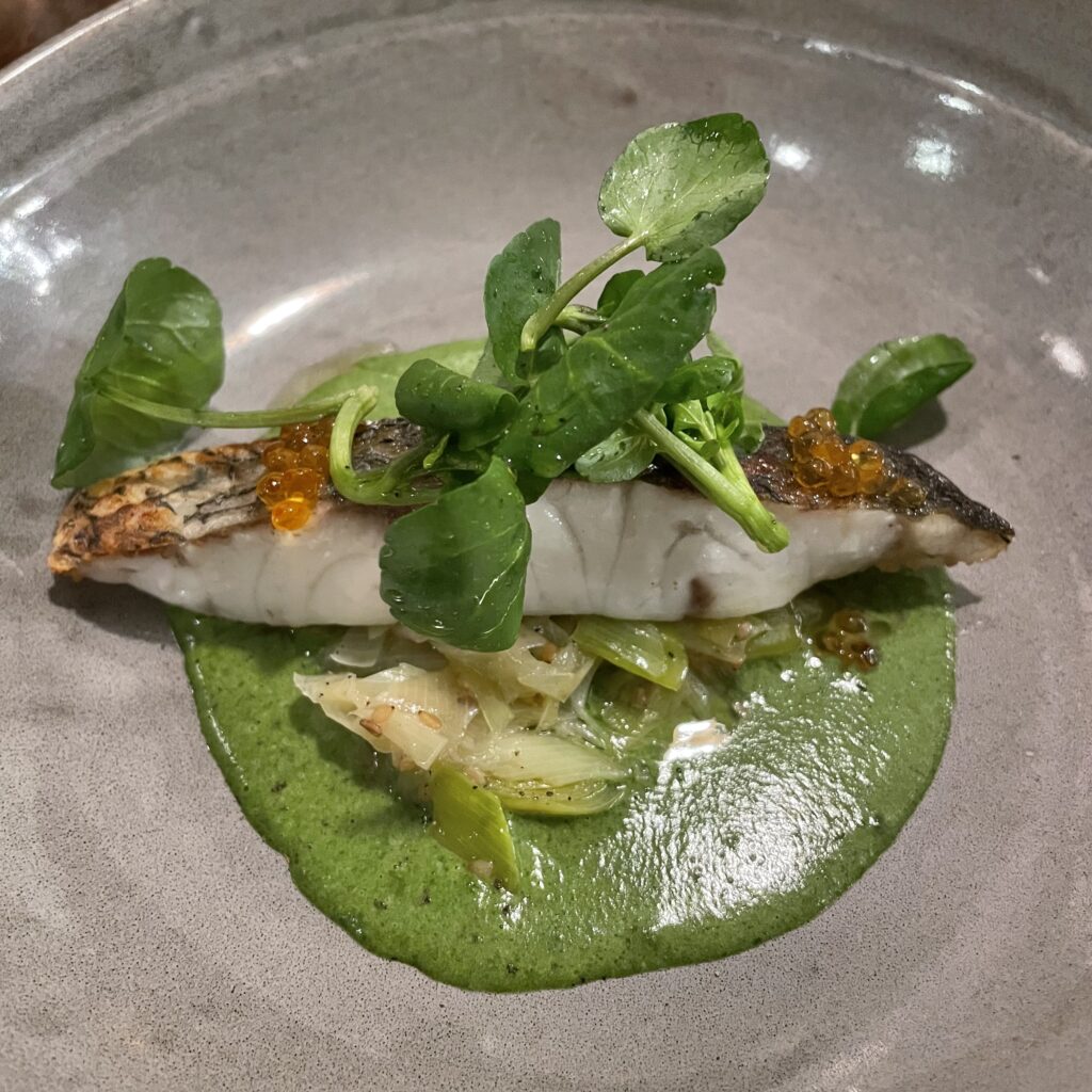 Maigre rôti, cresson et poireaux Mensae Restaurant Paris
