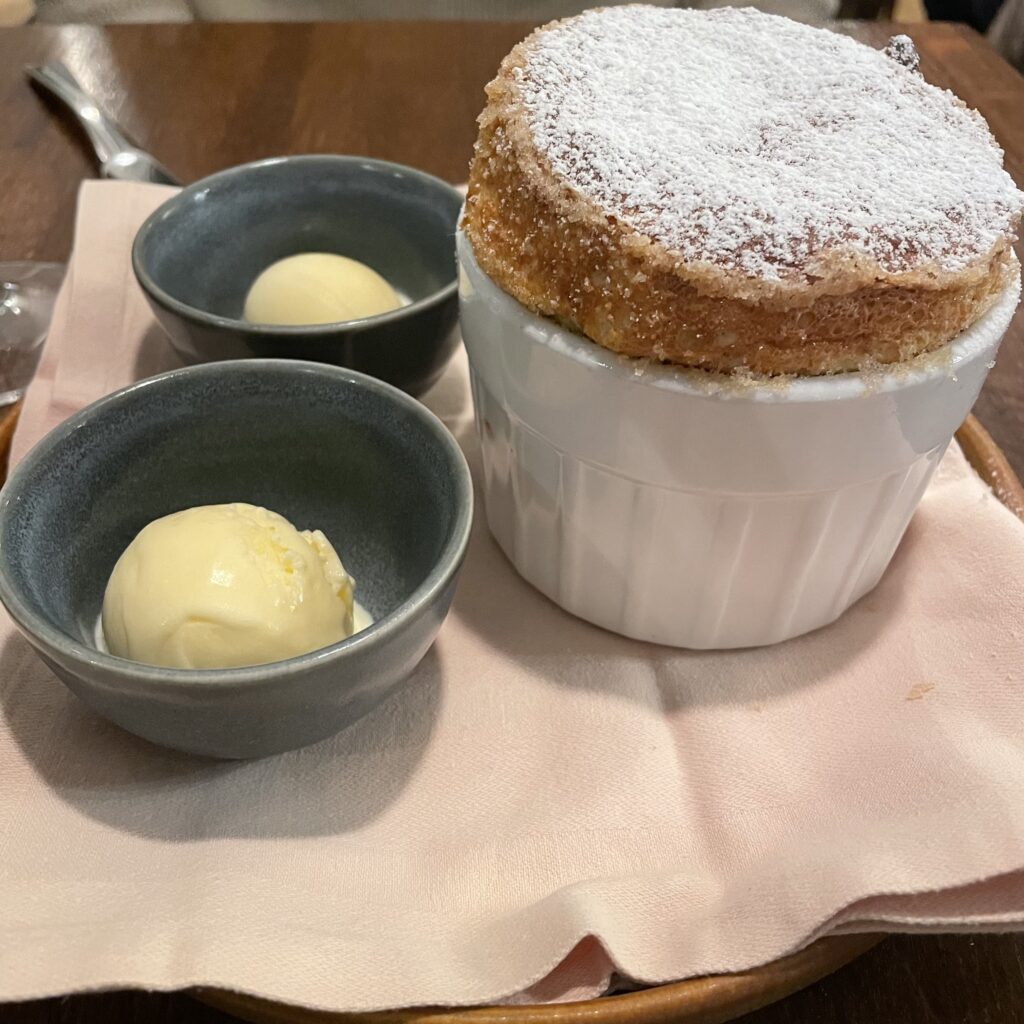 Soufflé Grand Marnier Glace cardamome Mensae Restaurant Paris