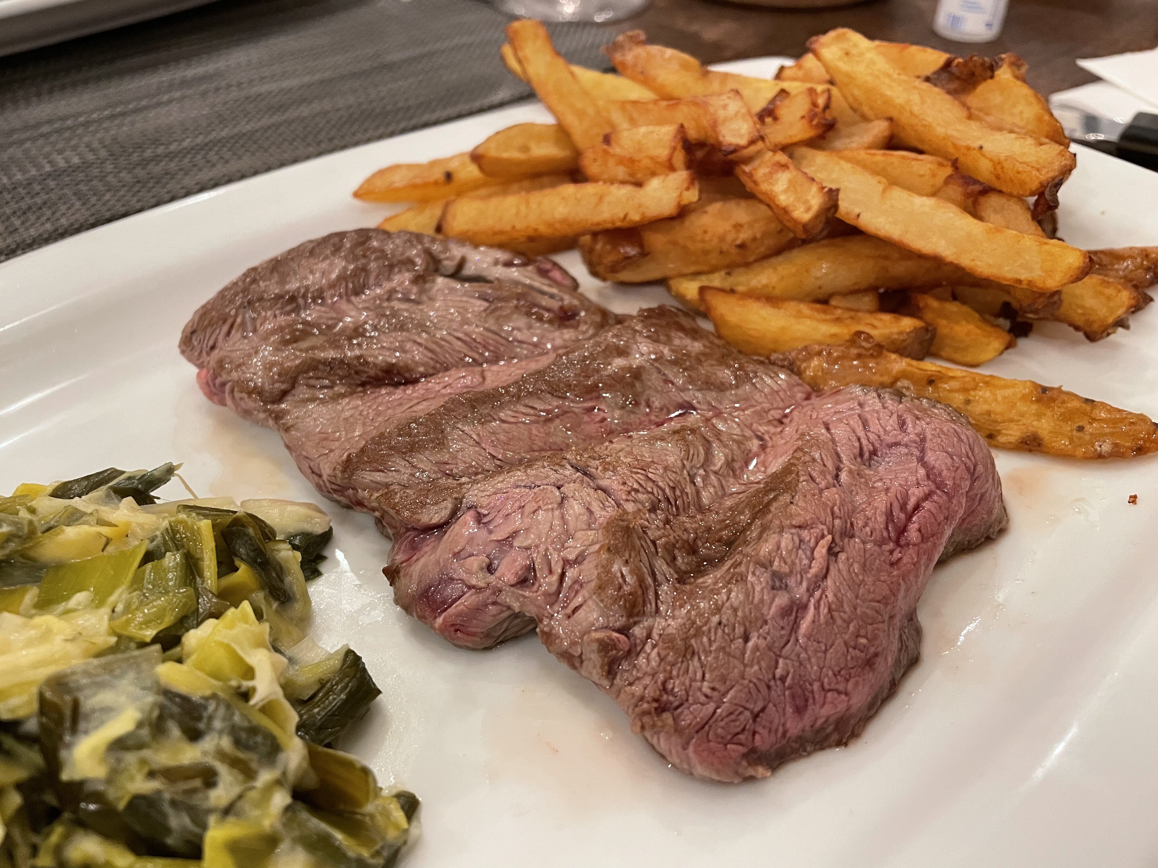 Viande boeuf poireau frites maison
