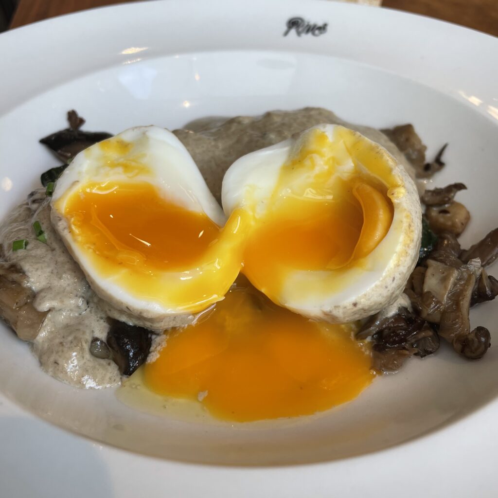 Oeuf mollet aux champignons Rives restaurant Paris